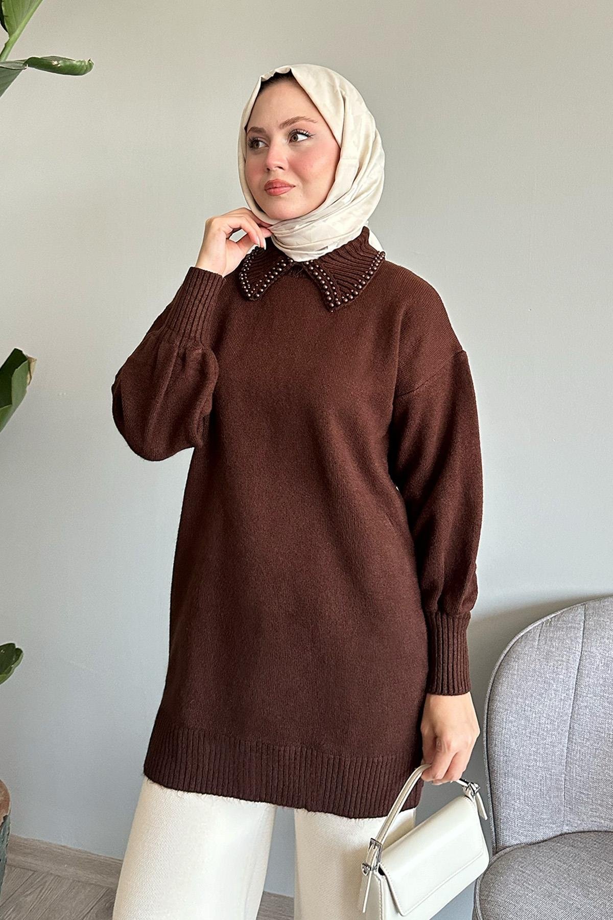 Yakası İncili Acı Kahve Triko Kazak