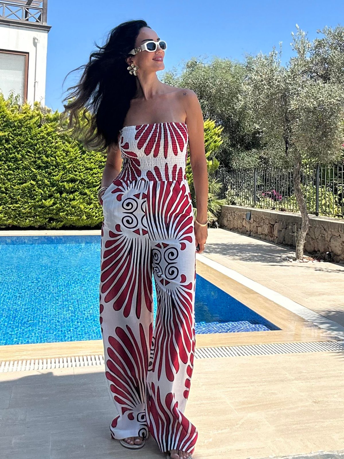 Beyaz Üzeri Kırmızı Desenli Straplez  Tulum