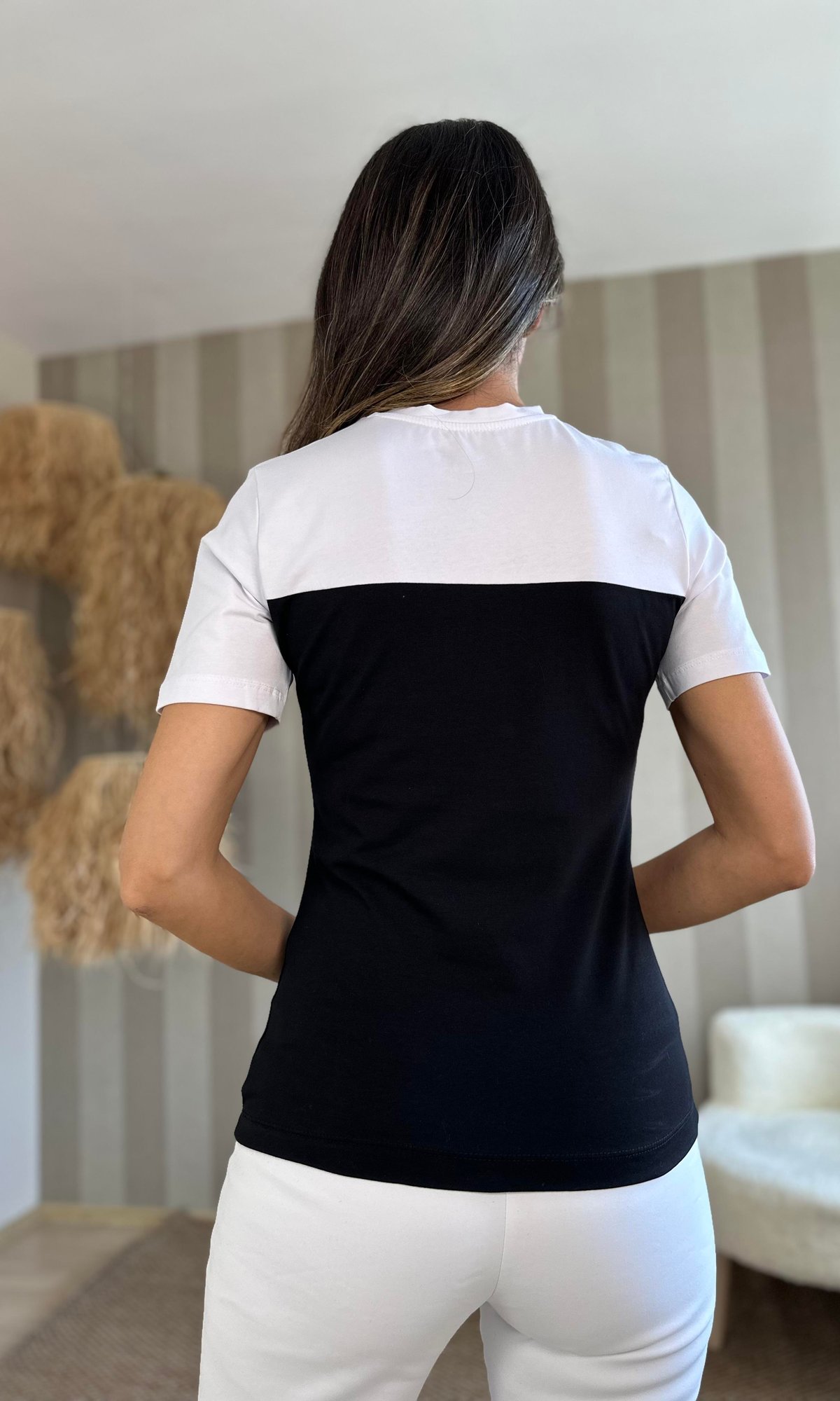 Beyaz Üzeri Siyah Kalp Yaka Model Tişört
