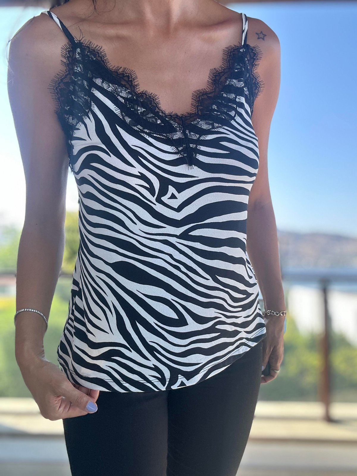 Siyah Beyaz Zebra Desenli Askılı Bluz