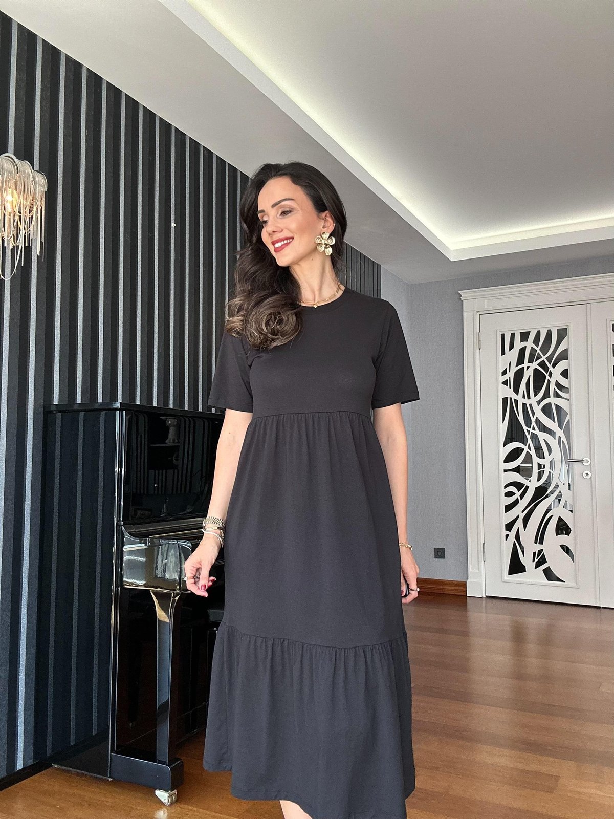 Siyah Kısa Kollu Eteği Katlı Dikişli Elbise