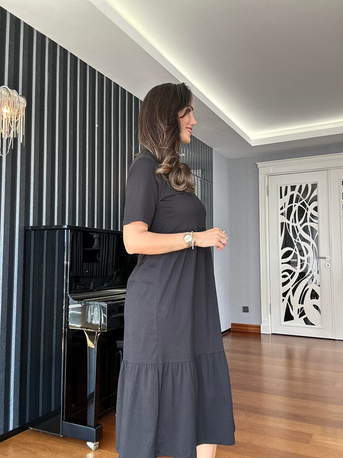 Siyah Kısa Kollu Eteği Katlı Dikişli Elbise