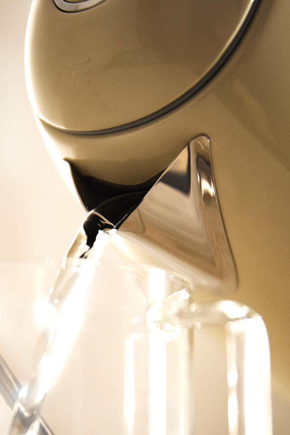 smeg-50s-style-krem-retro-krem-kettle--35bd-4.jpg