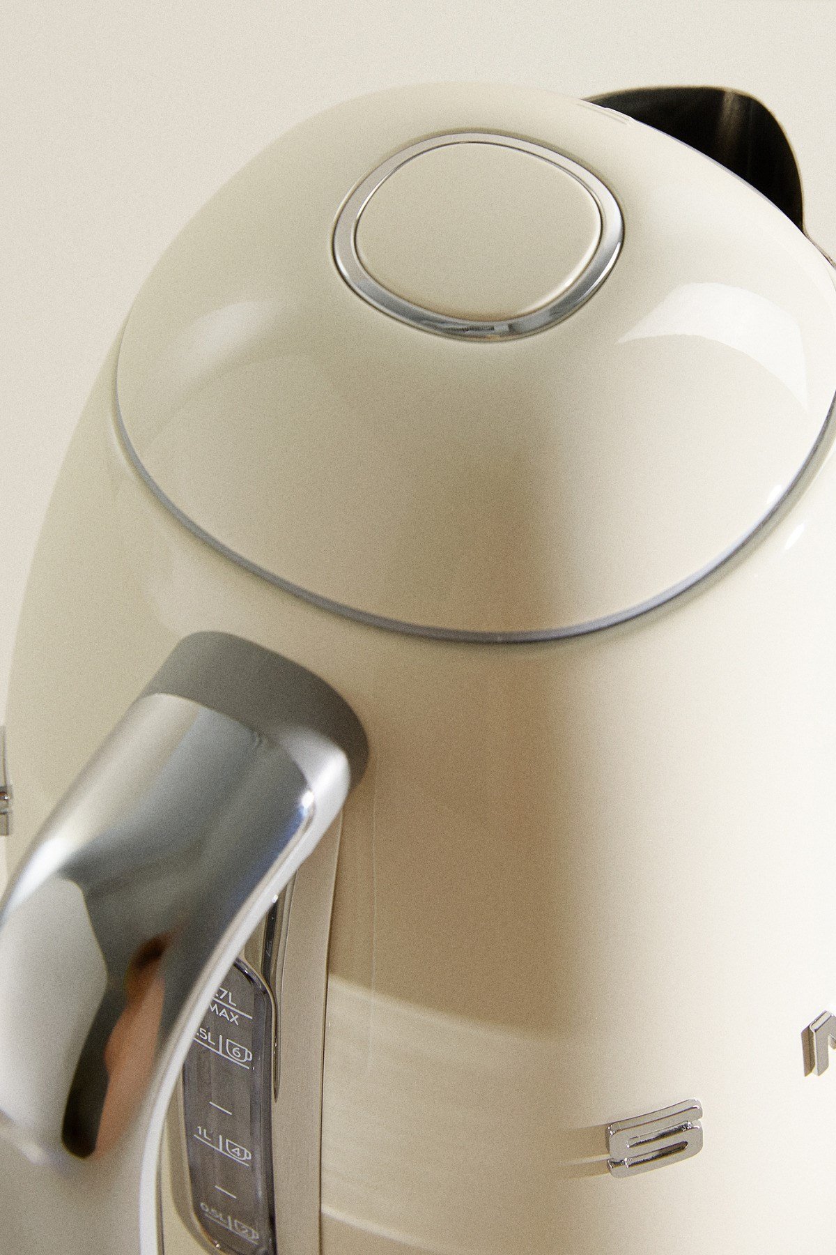 smeg-50s-style-krem-retro-krem-kettle--52-d28.jpg