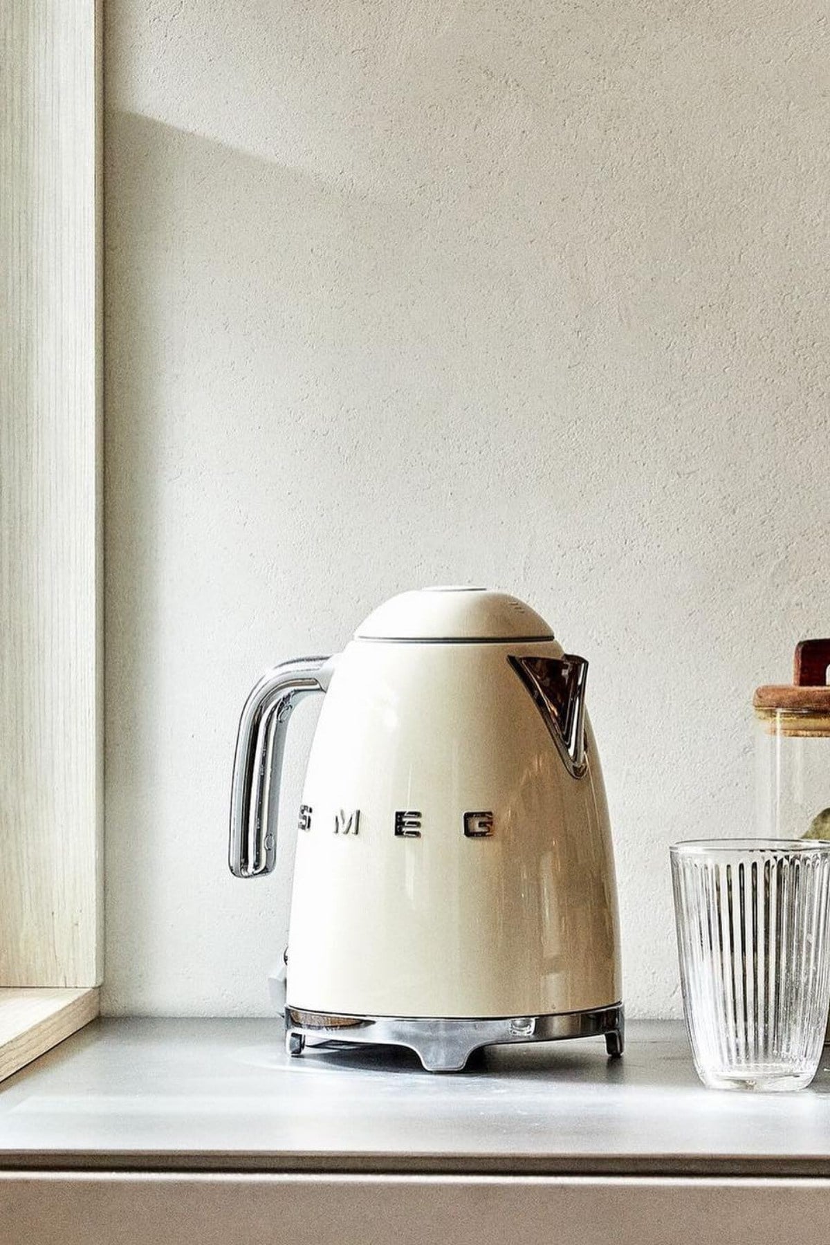 smeg-50s-style-krem-retro-krem-kettle--541089.jpg