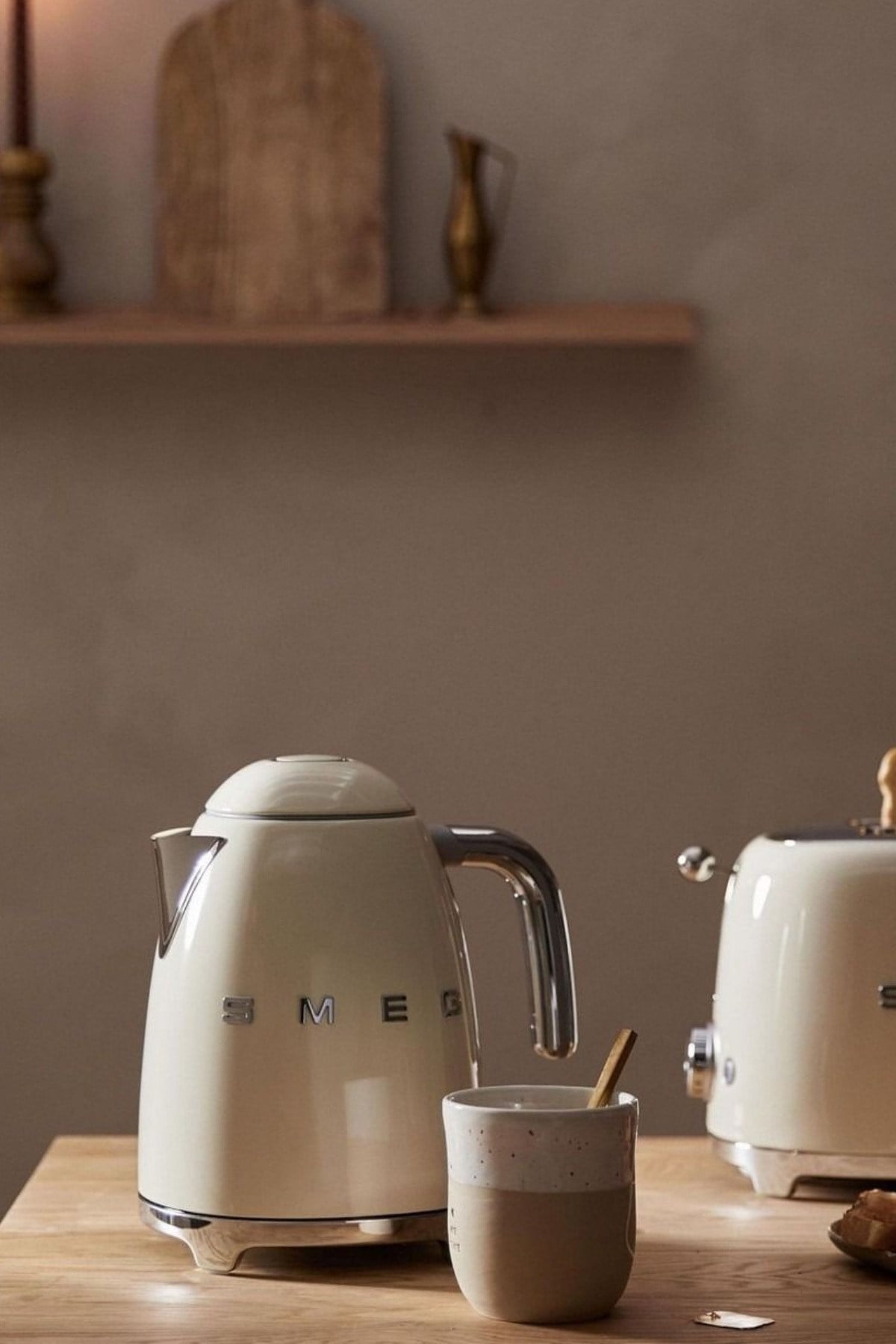 smeg-50s-style-krem-retro-krem-kettle--d3c15e.jpg