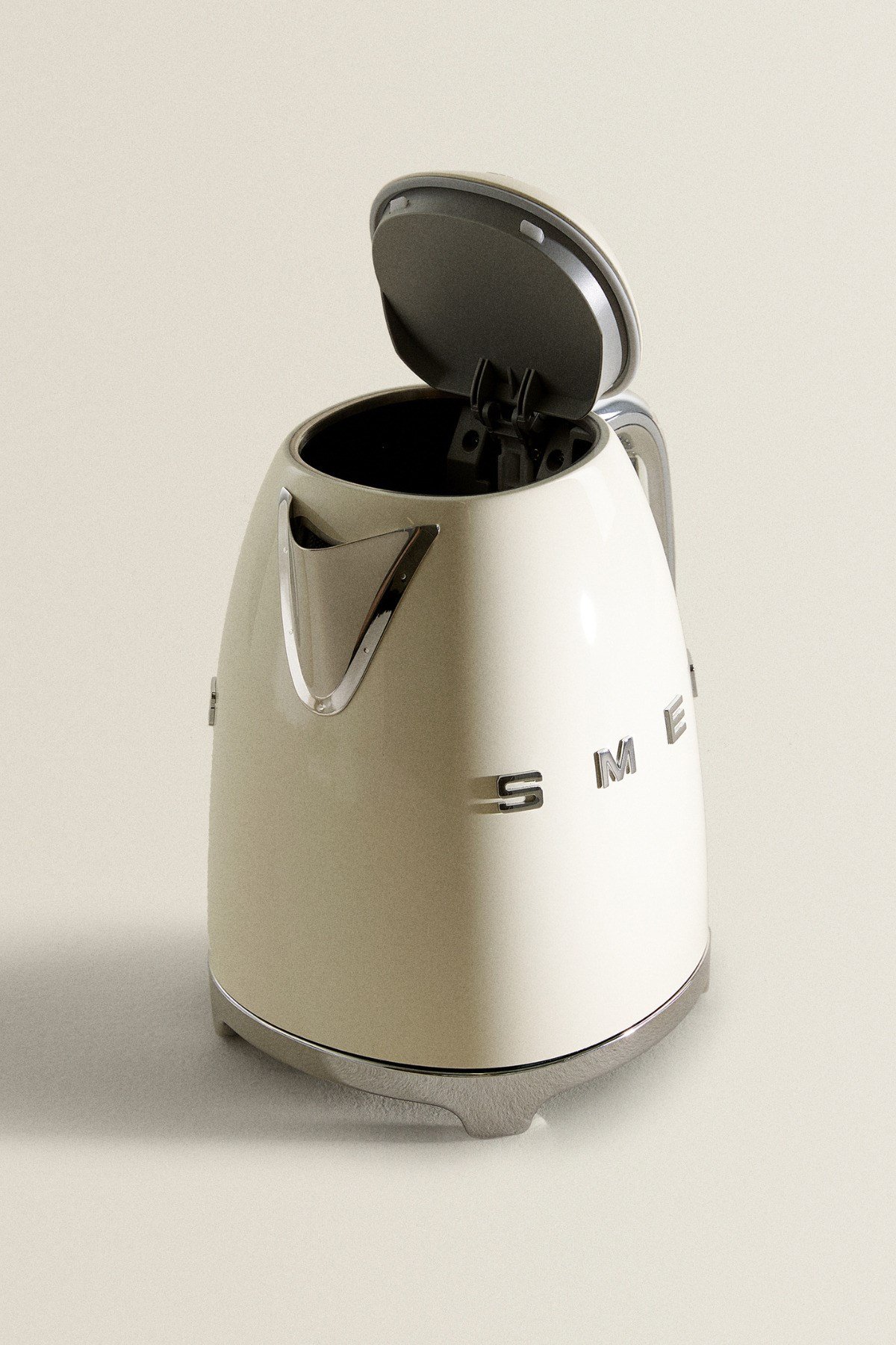 smeg-50s-style-krem-retro-krem-kettle--e7e-82.jpg