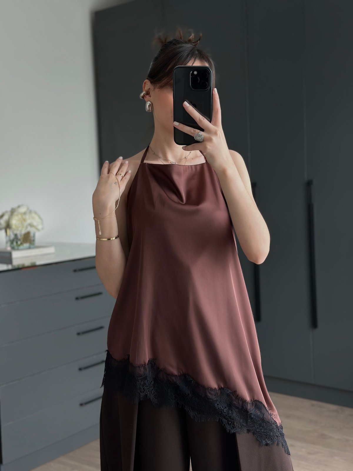 KAHVE DANTEL DETAYLI SATEN BLUZ