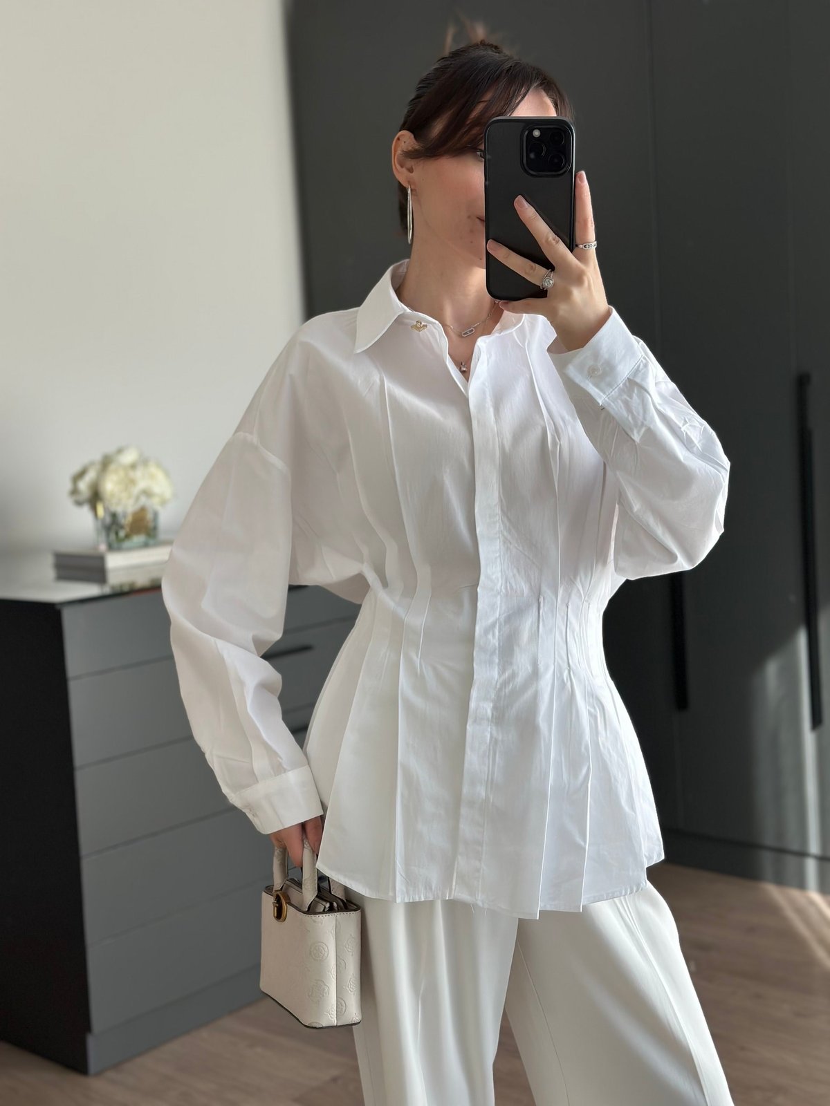 PİLİSE DETAYLI BELİ OTURTMALI BEYAZ GÖMLEK