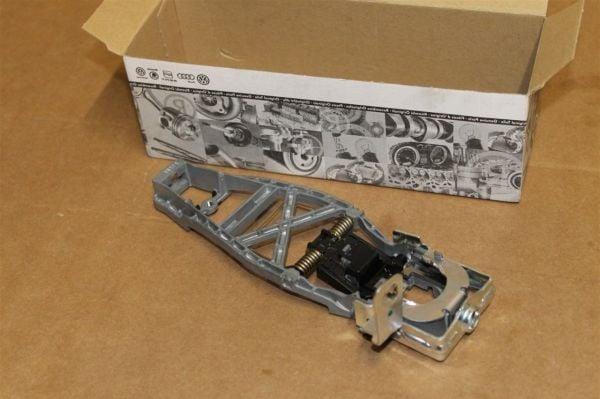 VolkswagenVolkswagen Transporter 2004 Model Sonrası T5-T6-T7 Sağ Ön Kapı Kol İç Braketi Oem 7H0837888cOEM 7H0837888C