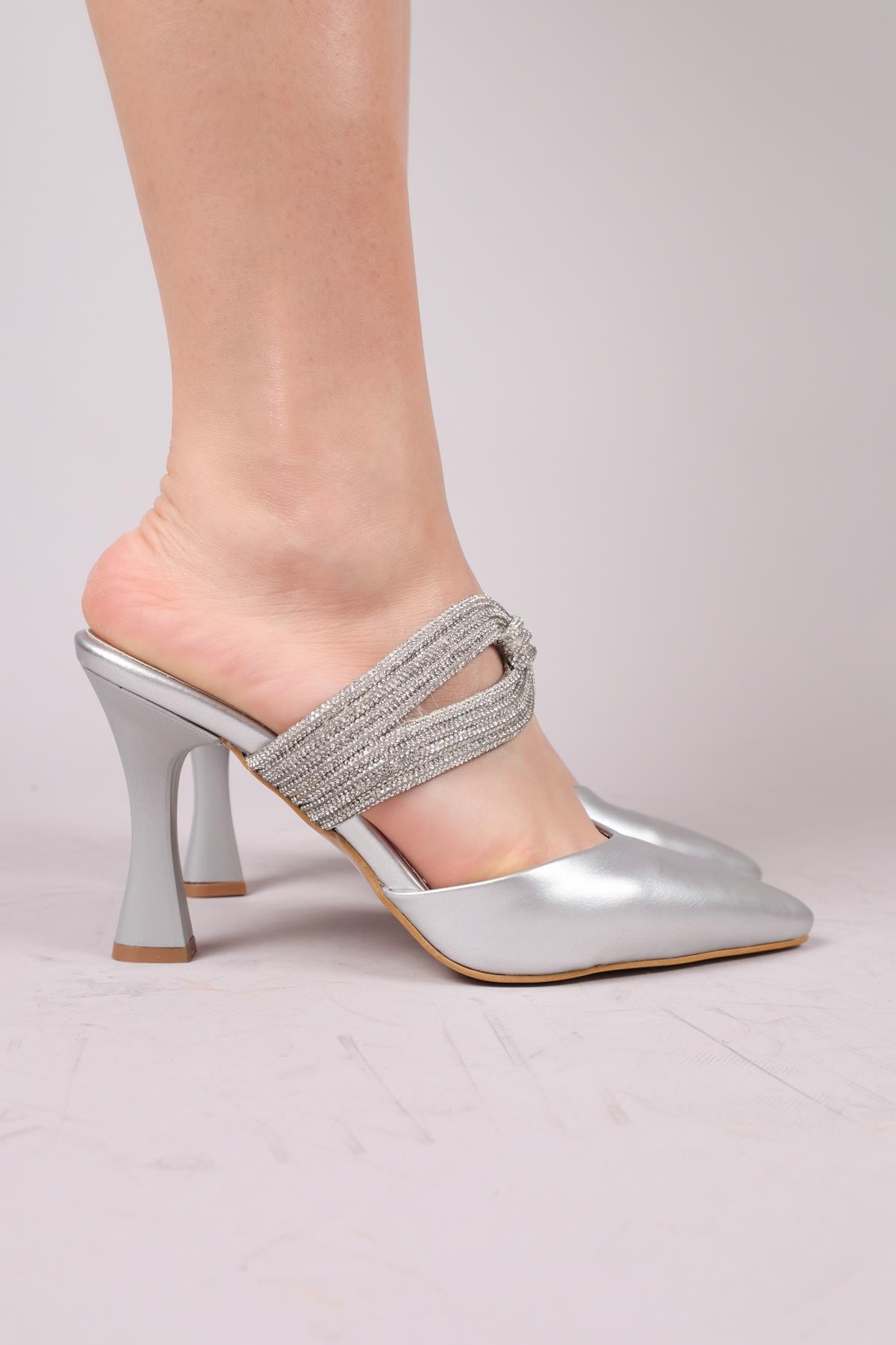 IZARD Taşlı Burnu Kapalı Topuklu Terlik GÜMÜŞ