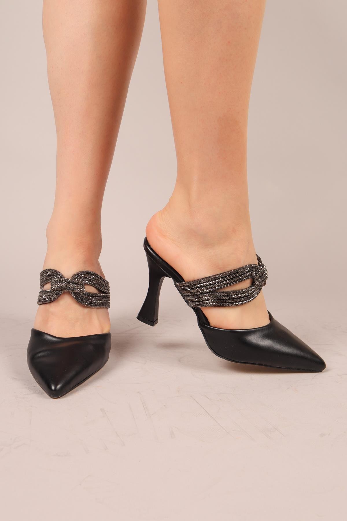 IZARD Taşlı Burnu Kapalı Topuklu Terlik SİYAH