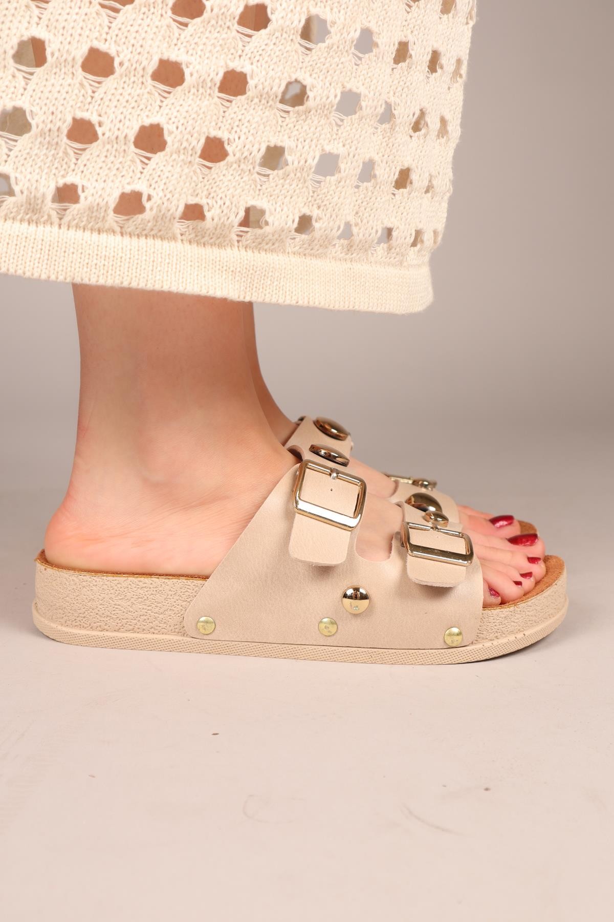 MARTY Yuvarlak Aksesuarlı Çift Tokalı Terlik BEJ