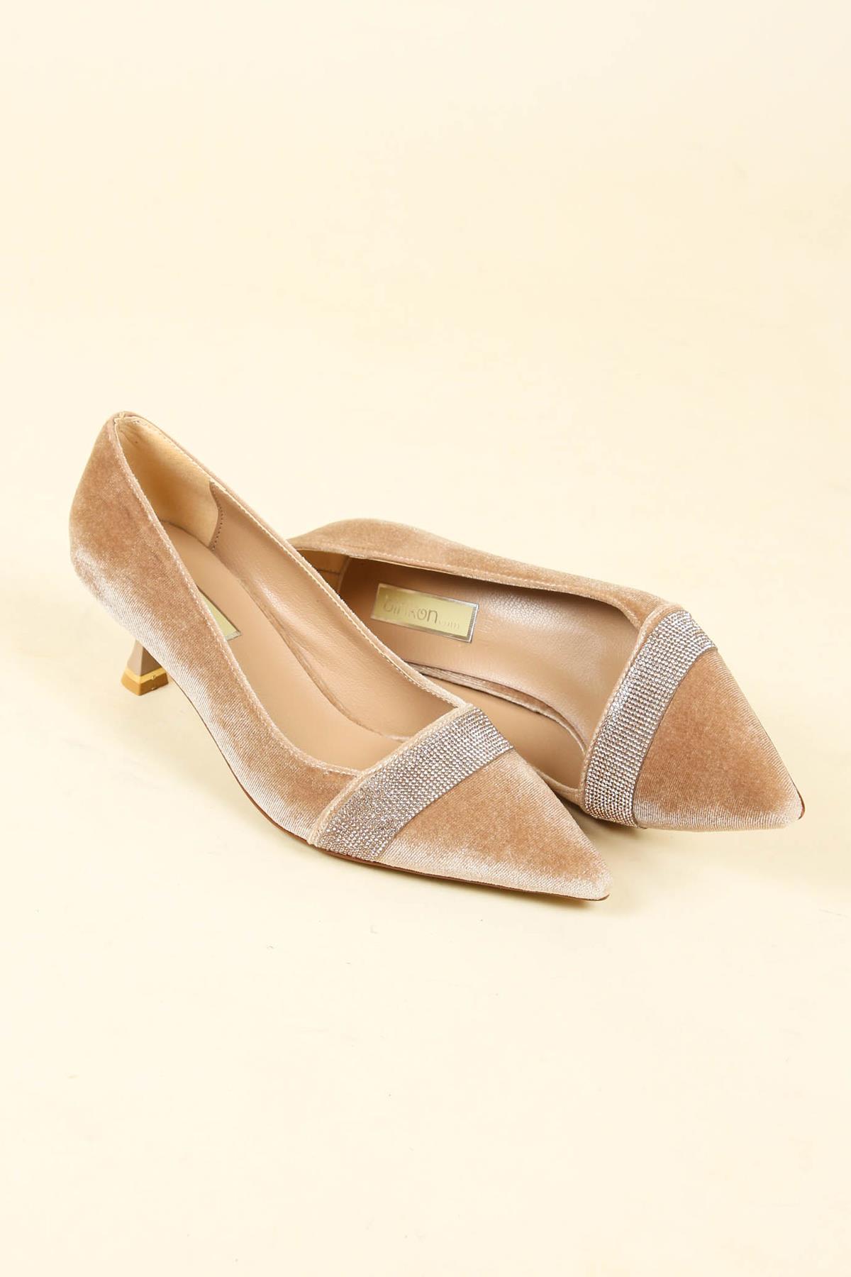 Taş Bantlı Alçak Topuklu Kadife Stiletto VİZON