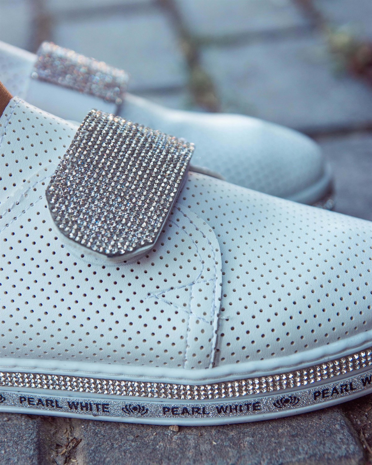 2020/Taş Aksesuarlı Cırtlı Beyaz Kadın SneakersSPOR AYAKKABI