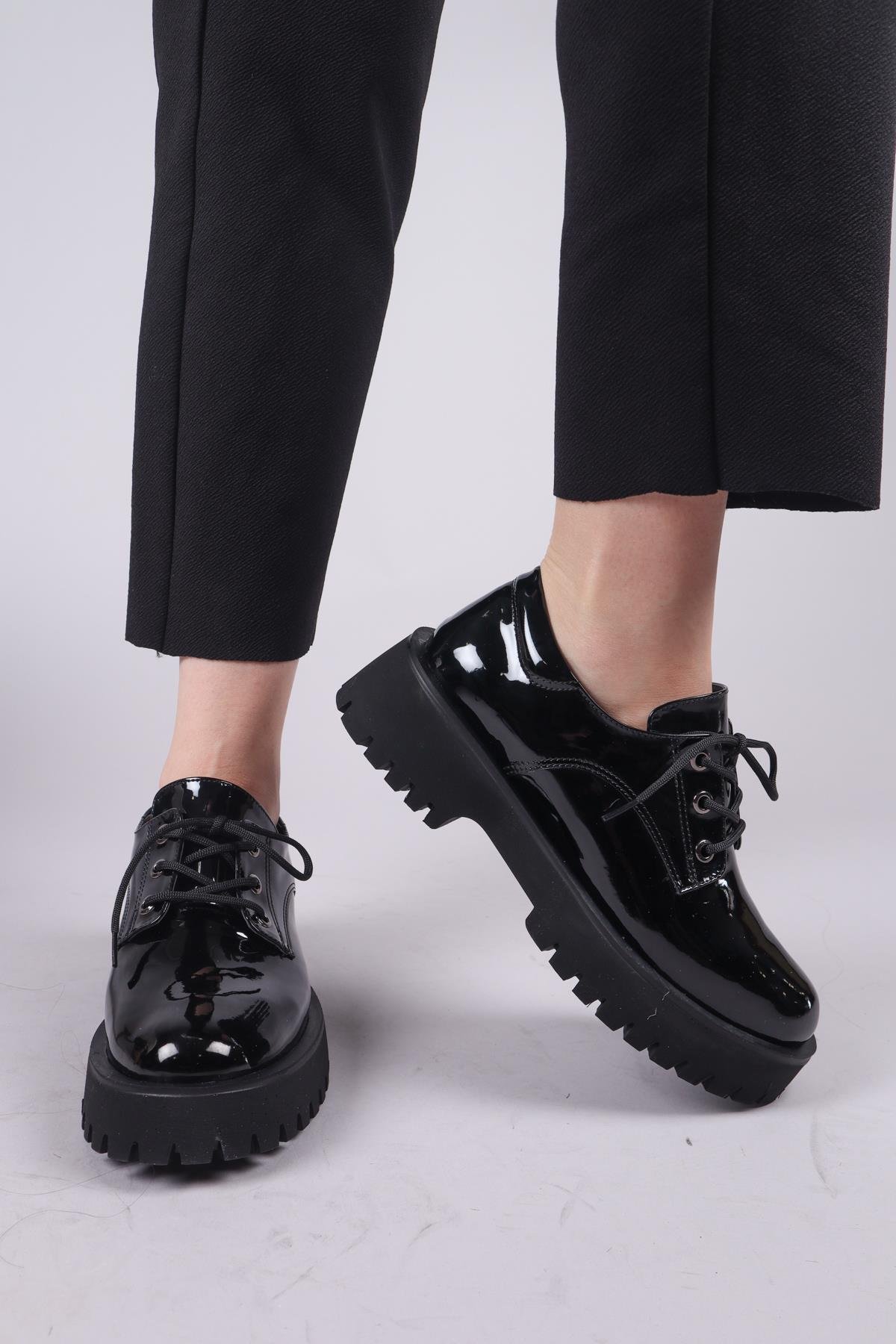 BAVİL Bağcıklı Rugan Loafer Ayakkabı SİYAHBOT