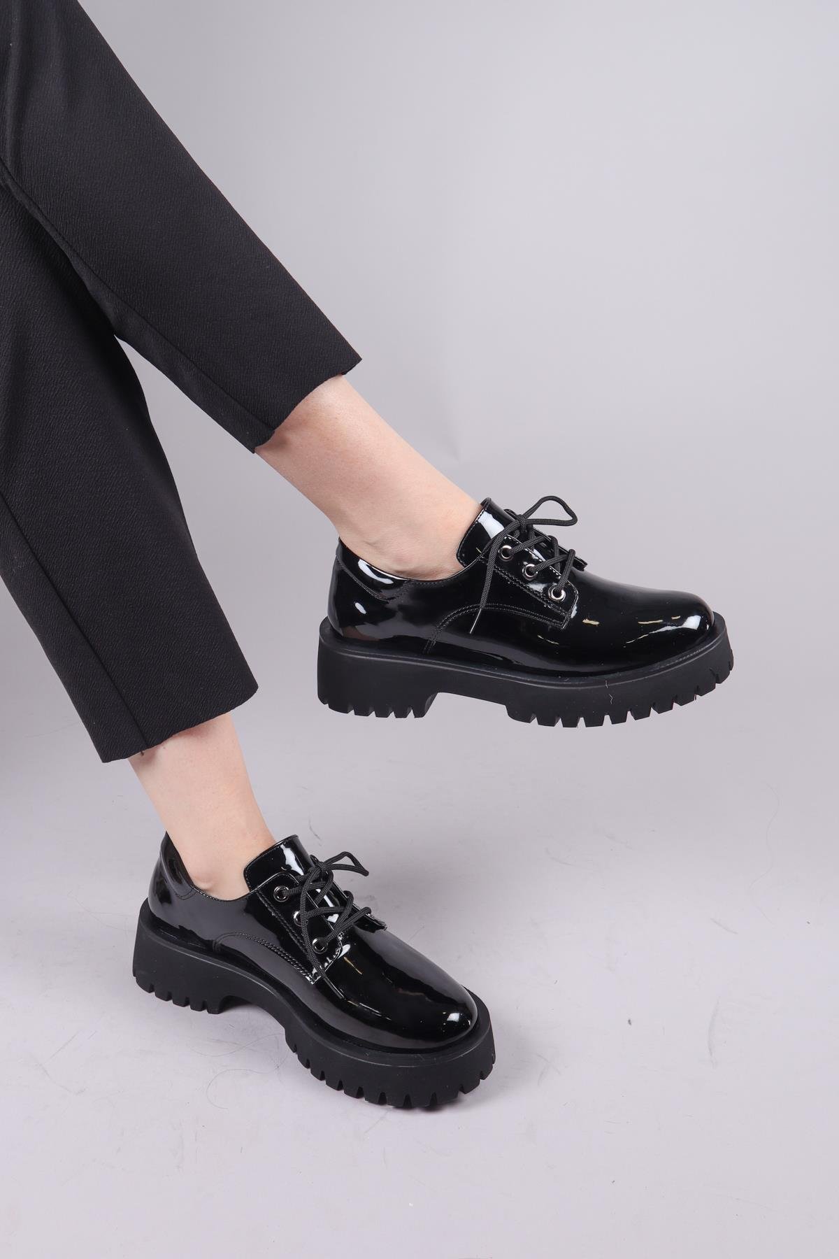 BAVİL Bağcıklı Rugan Loafer Ayakkabı SİYAHBOT