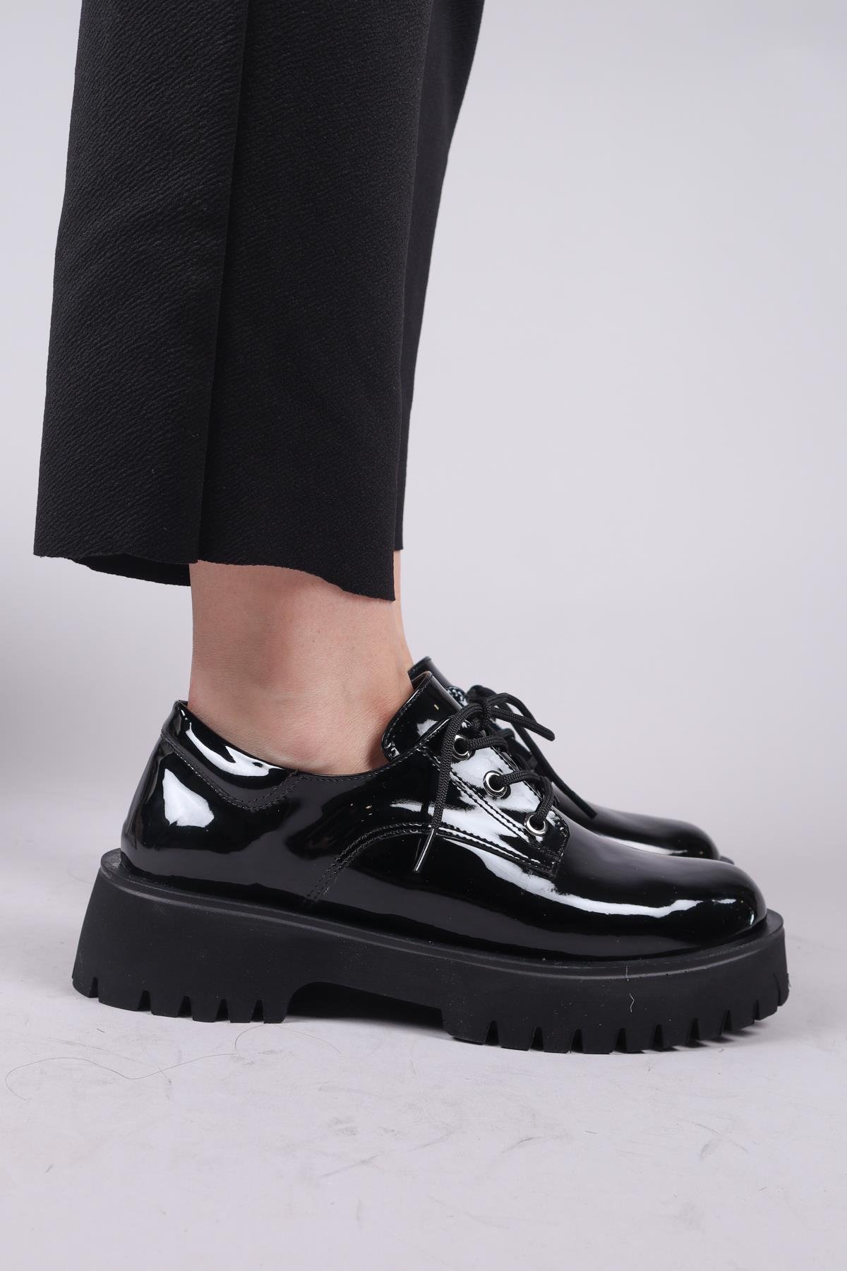 BAVİL Bağcıklı Rugan Loafer Ayakkabı SİYAHBOT