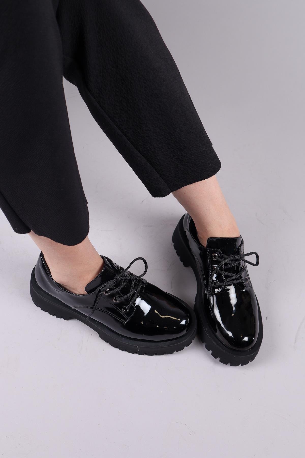 BAVİL Bağcıklı Rugan Loafer Ayakkabı SİYAHBOT