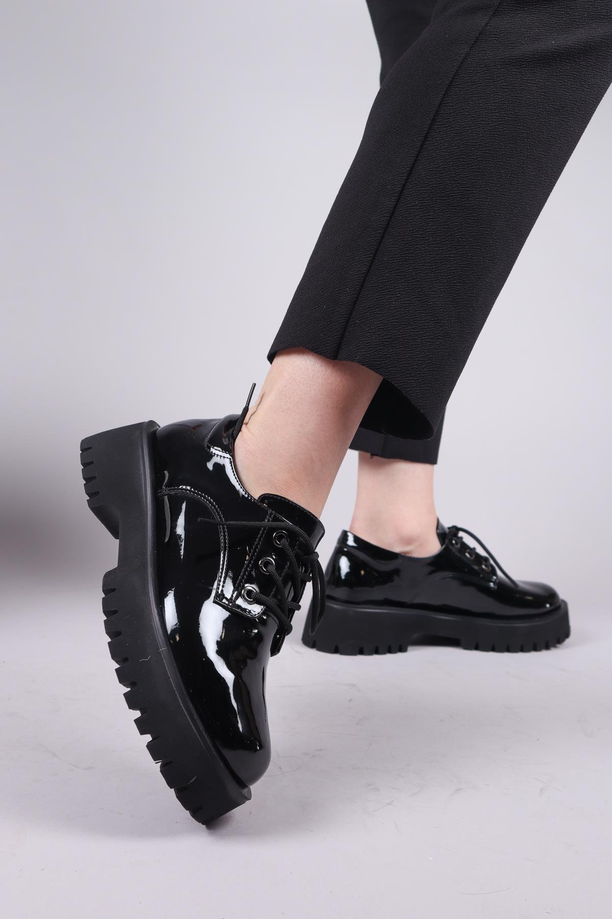 BAVİL Bağcıklı Rugan Loafer Ayakkabı SİYAHBOT