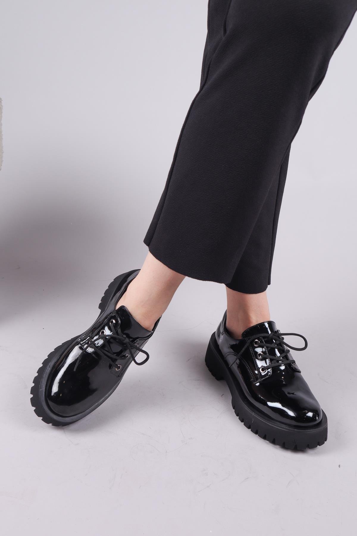 BAVİL Bağcıklı Rugan Loafer Ayakkabı SİYAHBOT