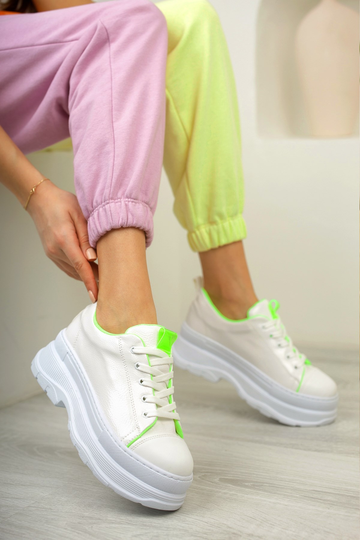Beyaz Kalın Tabanlı Bağcıklı SneakersSPOR AYAKKABI