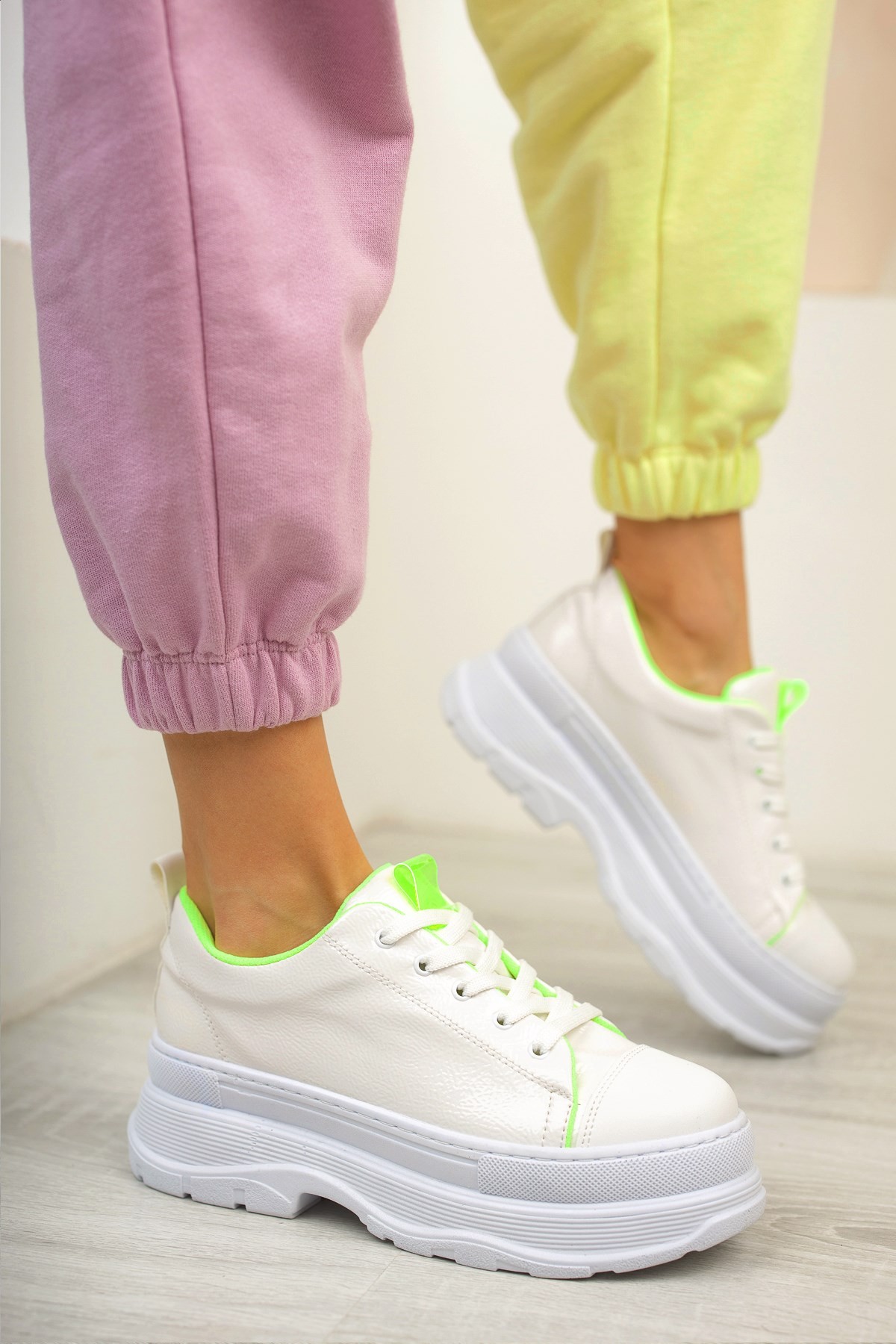 Beyaz Kalın Tabanlı Bağcıklı SneakersSPOR AYAKKABI