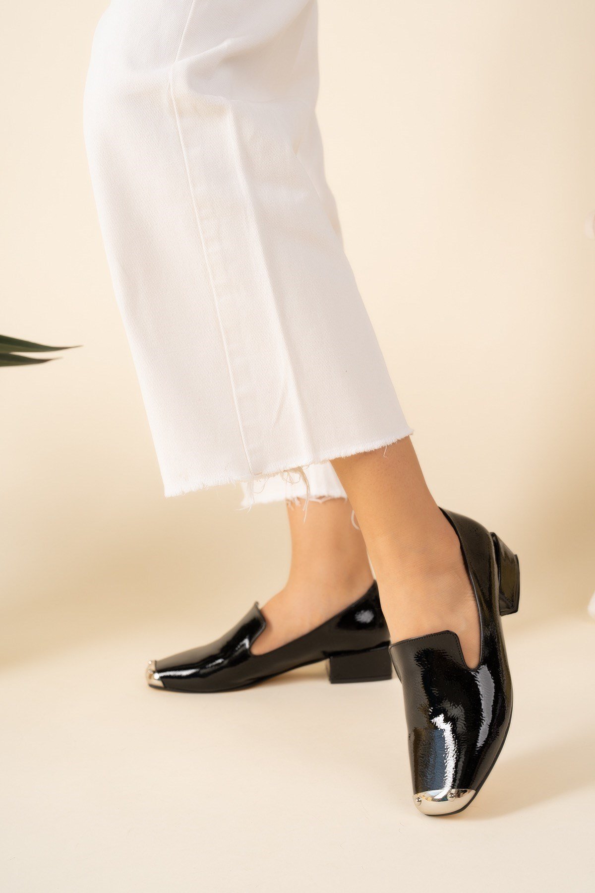 Burnu Metal Aksesuarlı Rugan Laofer SİYAHBABET