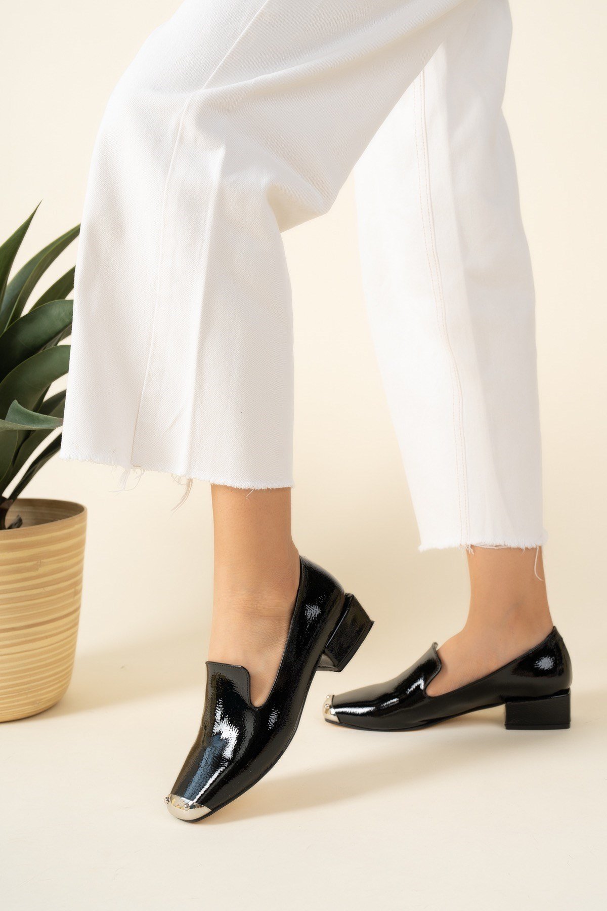 Burnu Metal Aksesuarlı Rugan Laofer SİYAHBABET