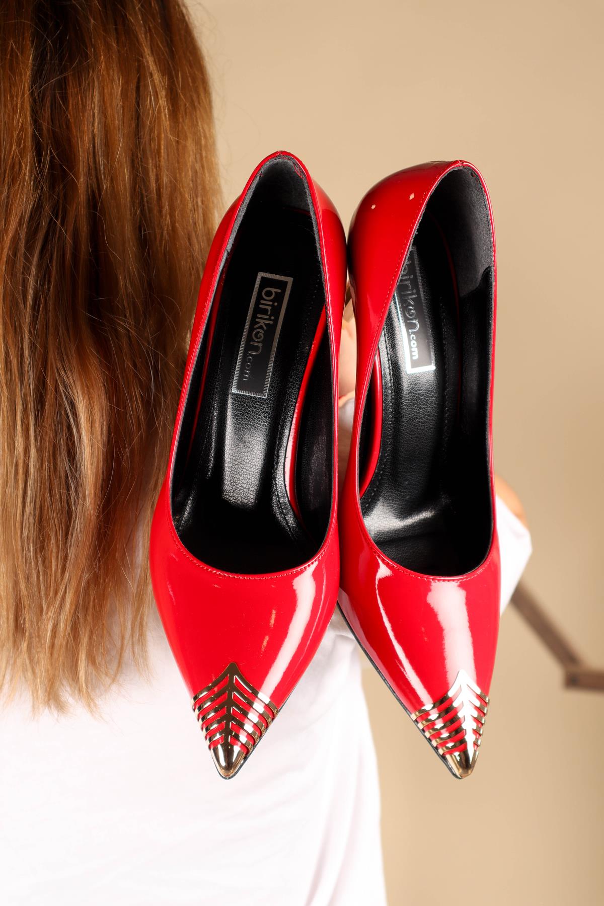 Burnu Metal Rugan Stiletto KIRMIZITOPUKLU AYAKKABI