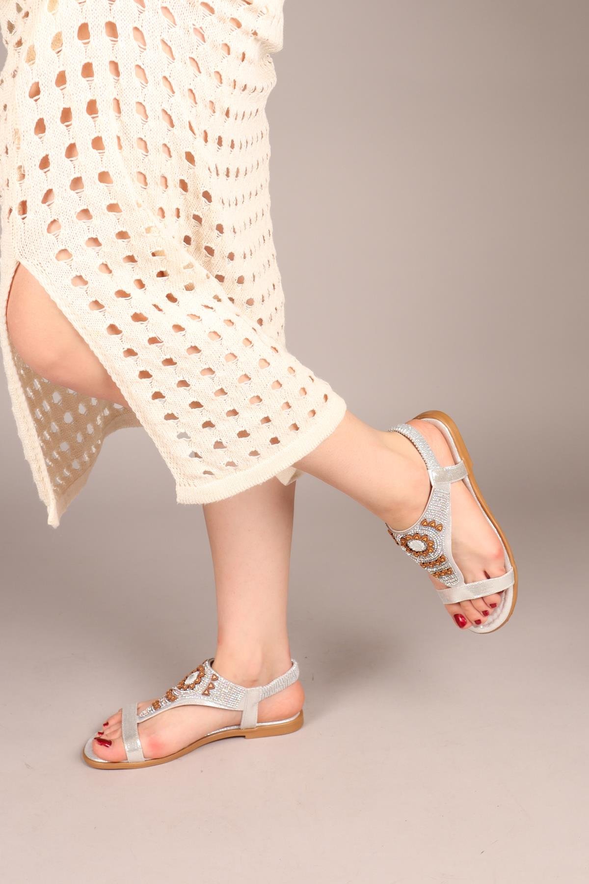 Carina Ortası Yuvarlak Taşlı Arkası Lastikli Sandalet GÜMÜŞSANDALET