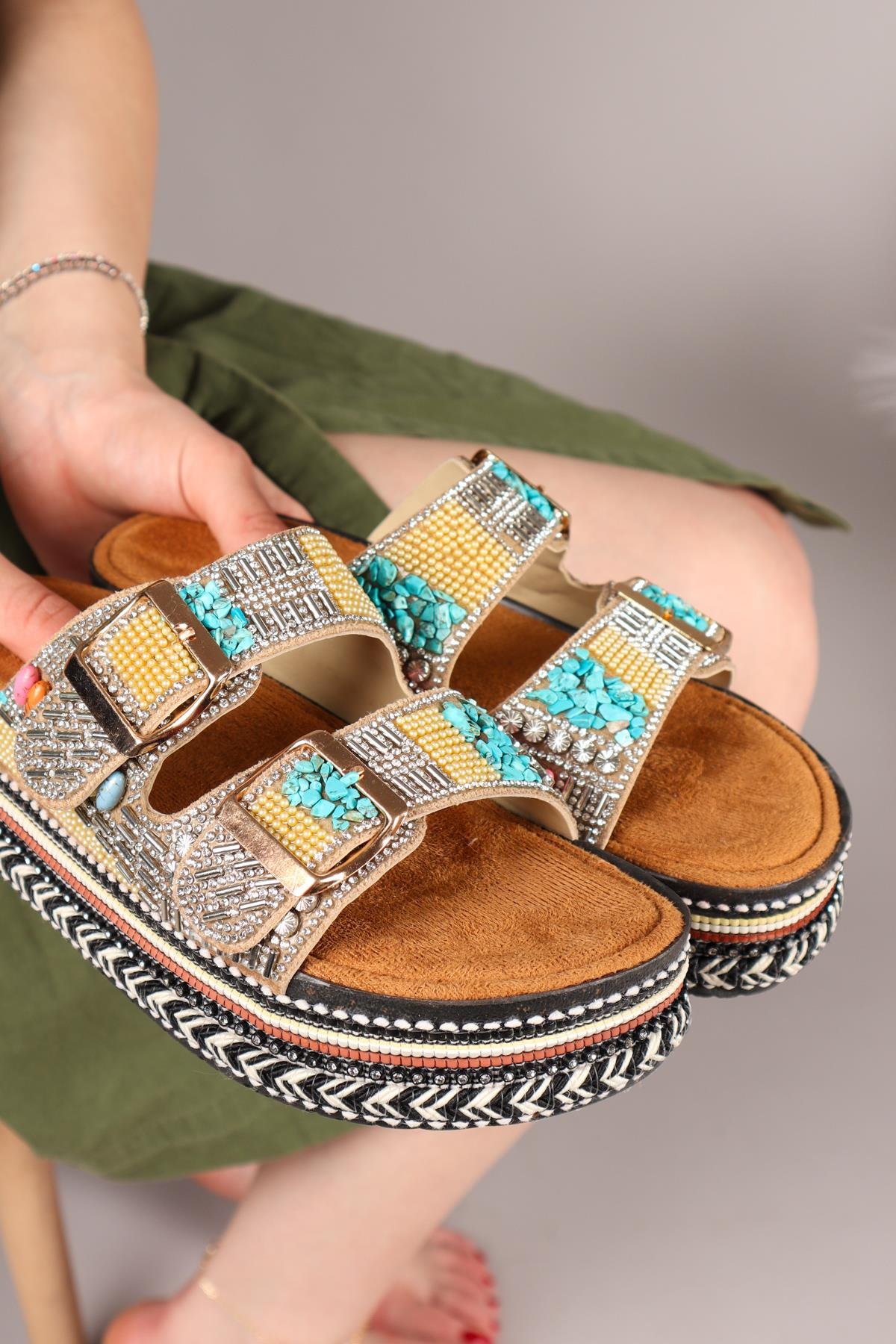 CONCHA Boncuk ve Taş Aksesuarlı Terlik BEJTERLİK