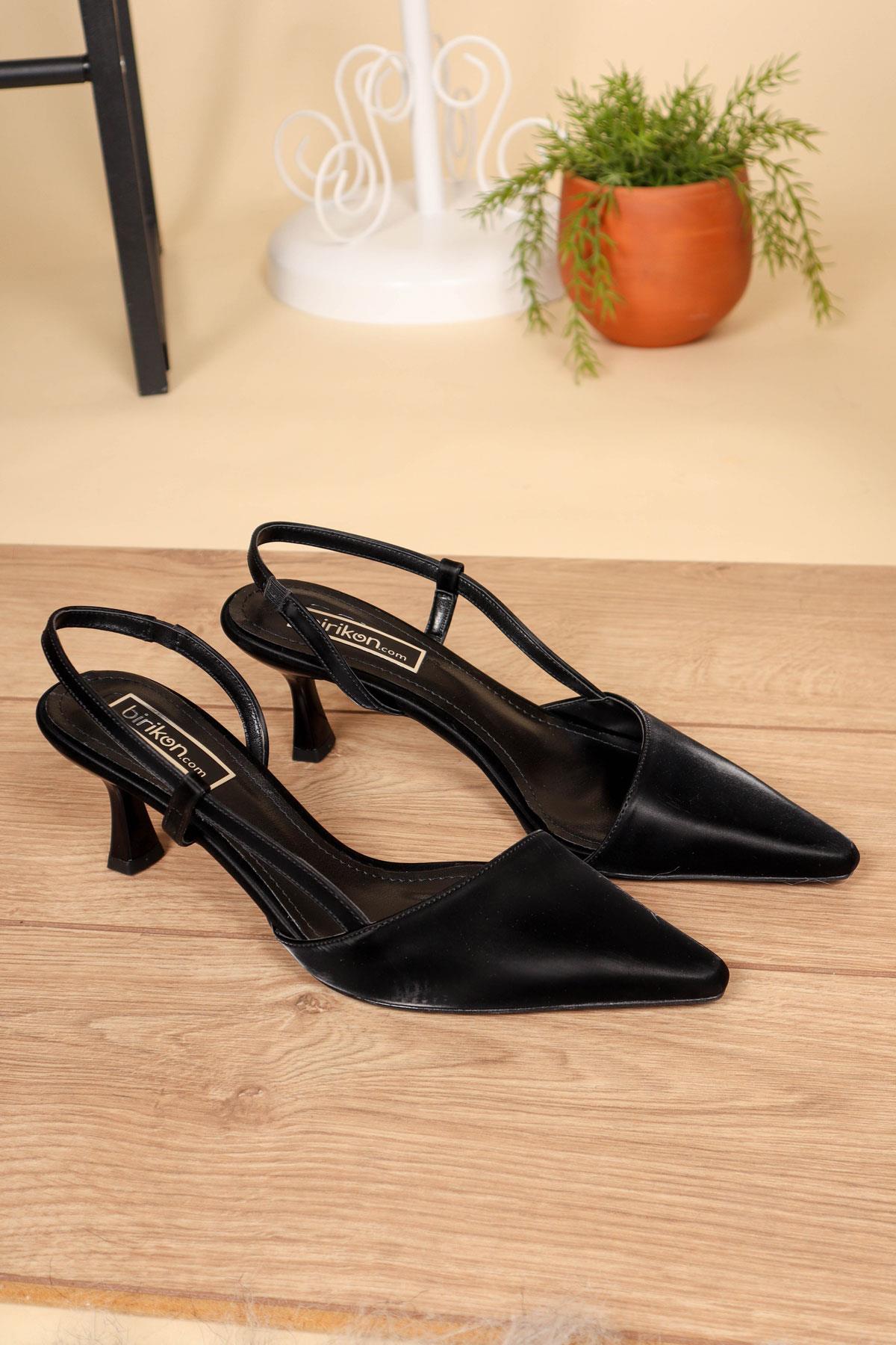Düz Karnıyarık Stiletto SİYAHTOPUKLU AYAKKABI
