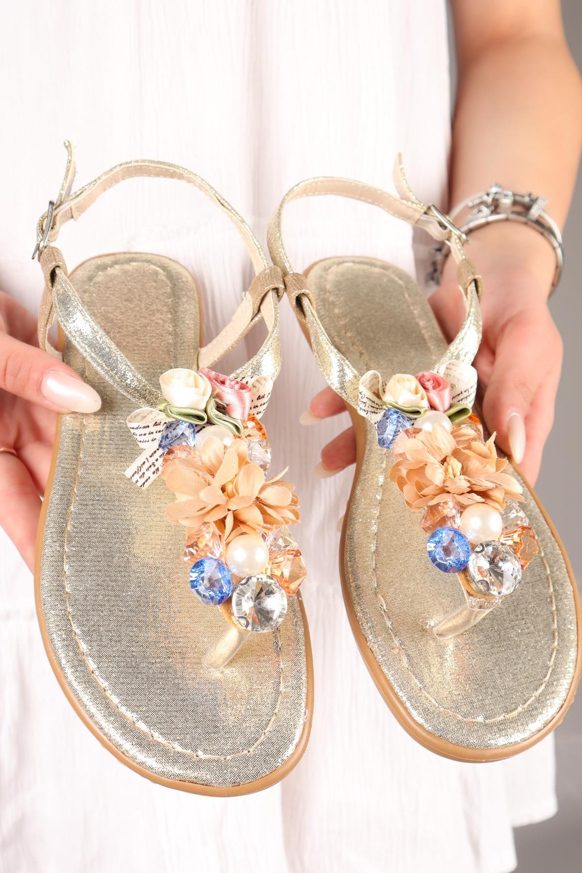 ELMİN Çiçek Tokalı Parmak Arası Sandalet GOLDSANDALET