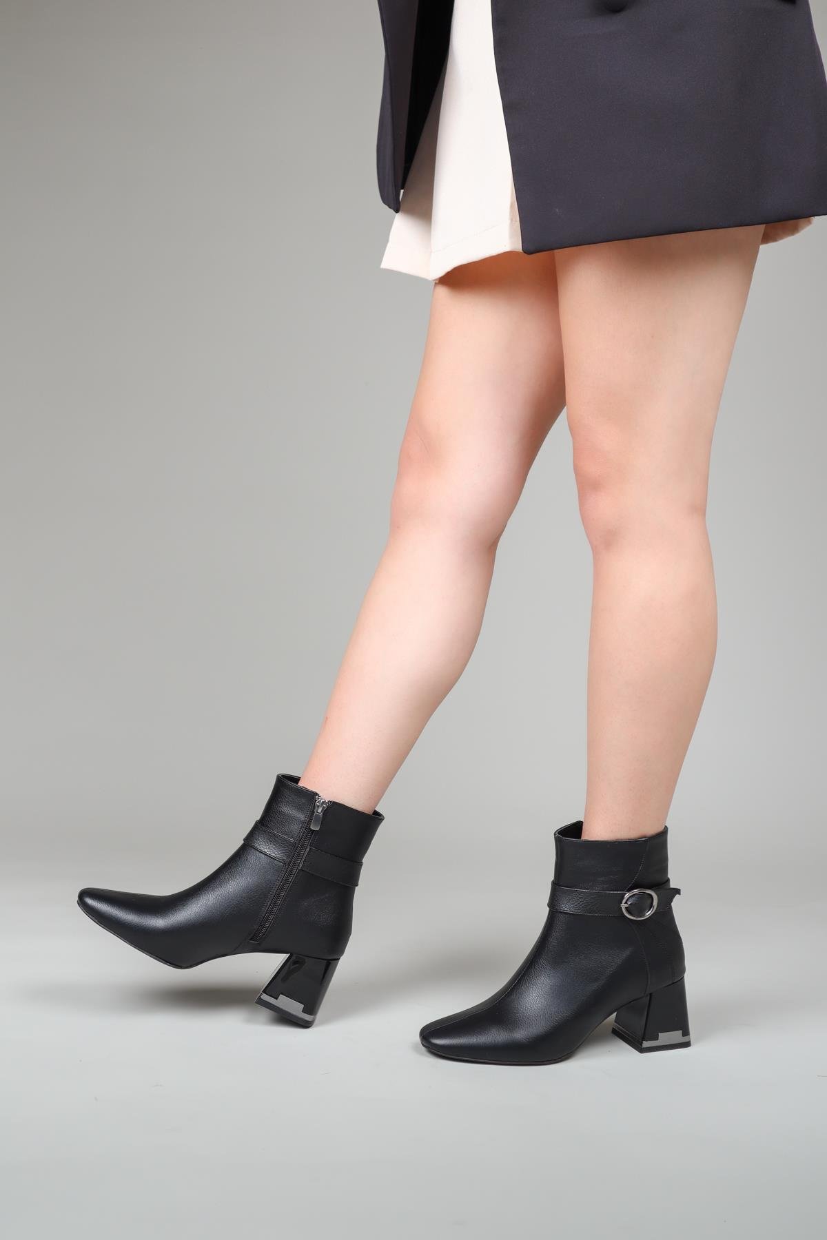 FİORE Yuvarlak Tokalı Topuklu Bot SİYAHBOT