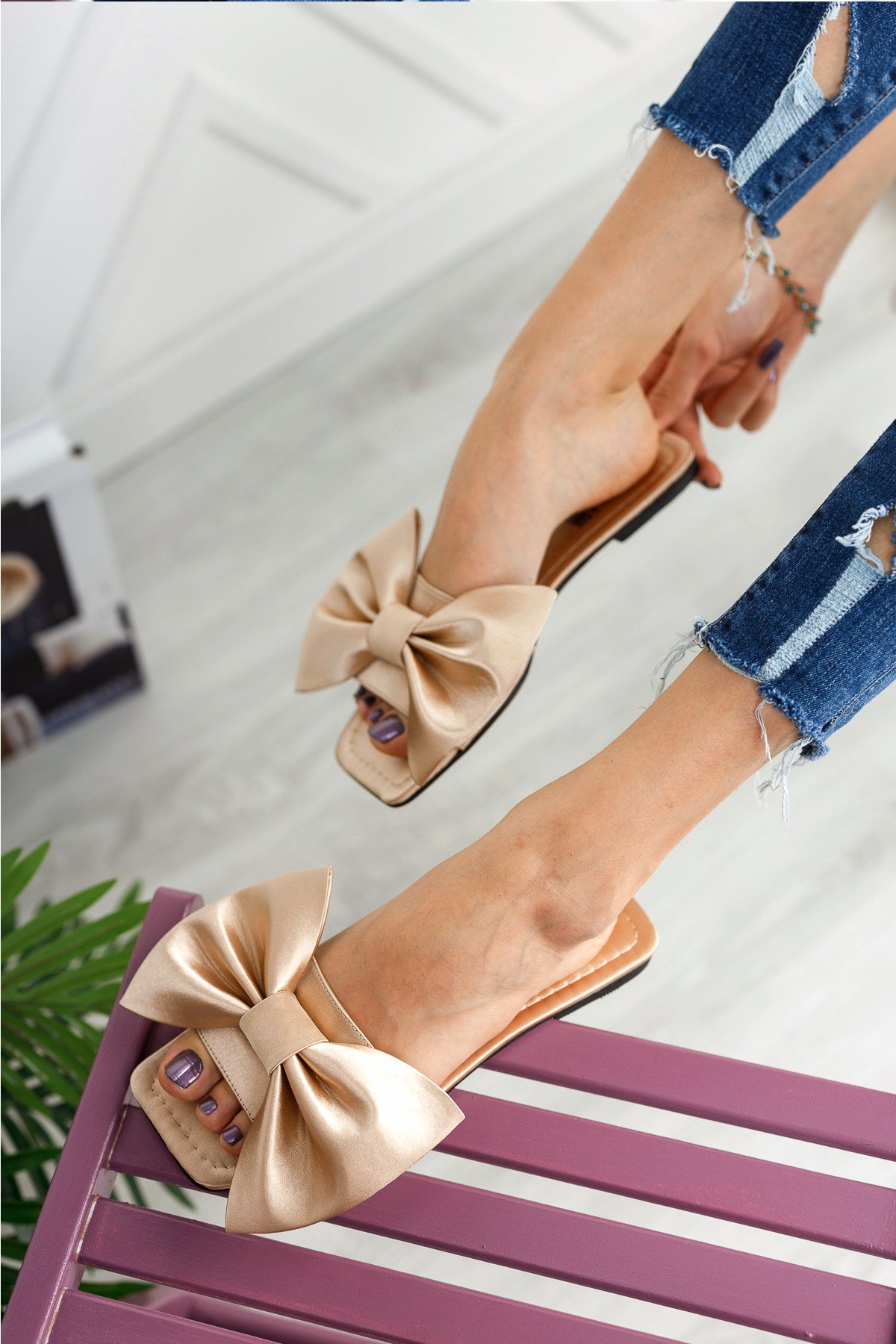 Fiyonk Aksesuarlı Bej Saten Kadın TerlikSANDALET