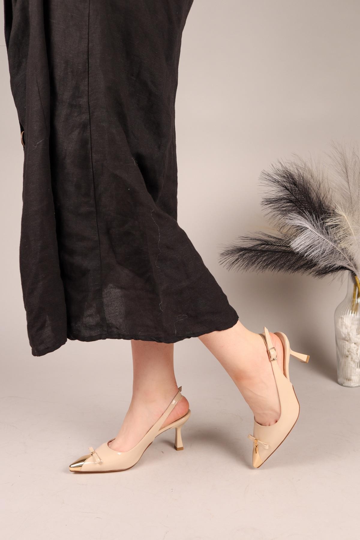 FİZZLE Burnu Metalli Rugan Stiletto BEJTOPUKLU AYAKKABI