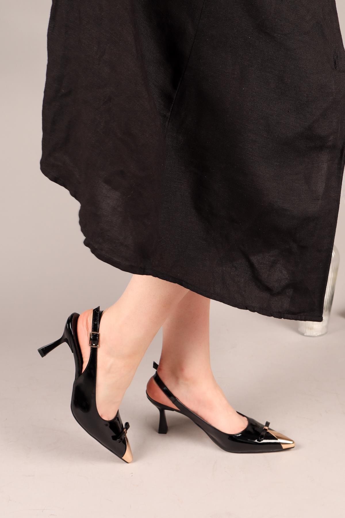 FİZZLE Burnu Metalli Rugan Stiletto SİYAHTOPUKLU AYAKKABI