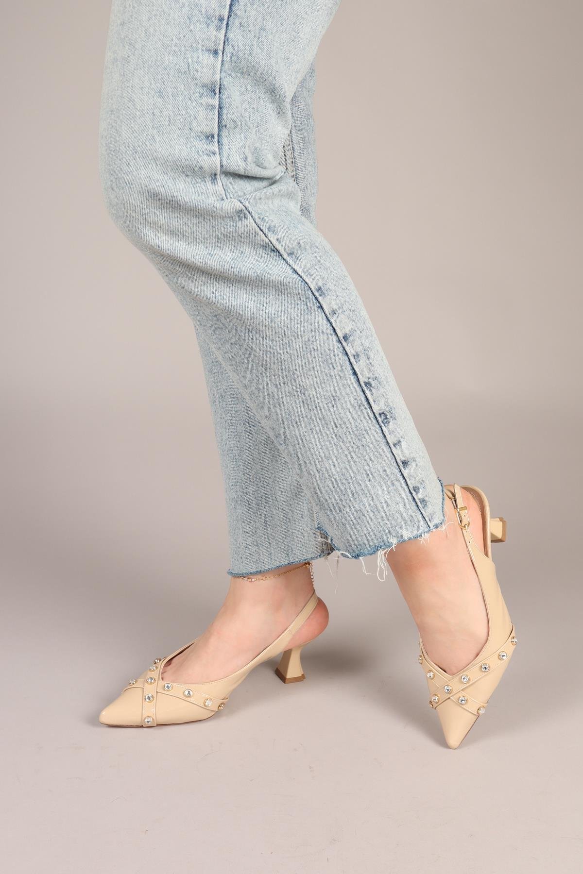 FUDGEM Taş Detaylı Rugan Stiletto NUTTOPUKLU AYAKKABI