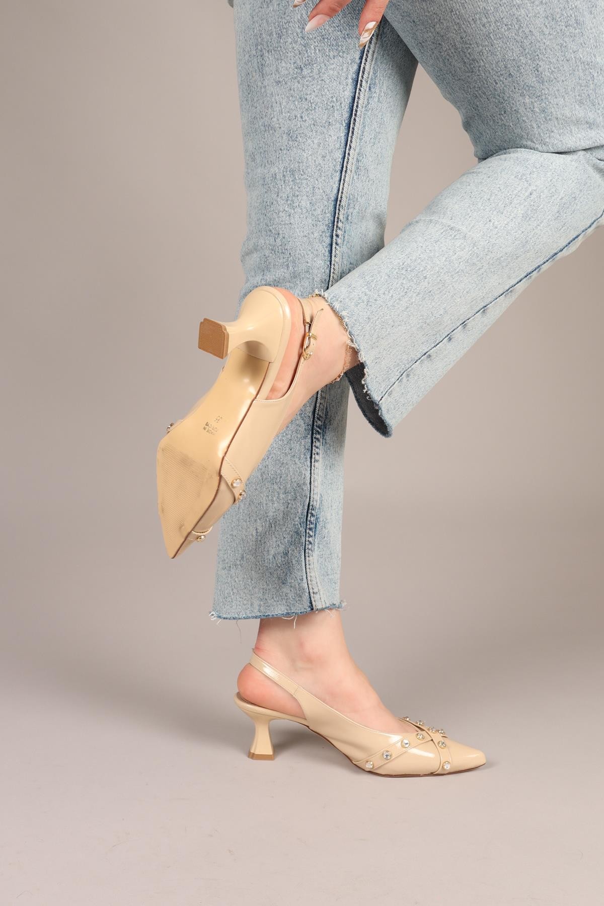 FUDGEM Taş Detaylı Rugan Stiletto NUTTOPUKLU AYAKKABI