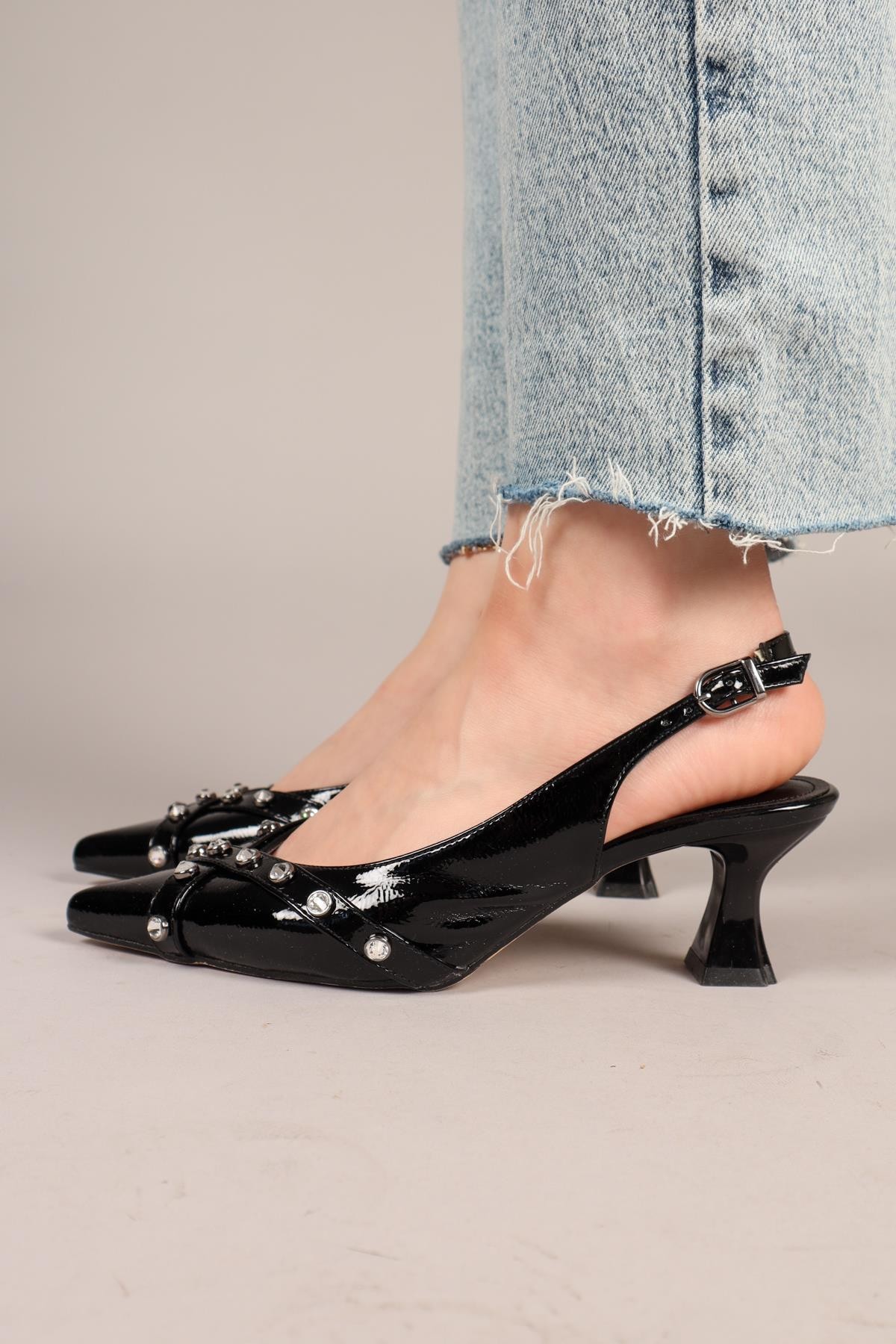 FUDGEM Taş Detaylı Rugan Stiletto SİYAHTOPUKLU AYAKKABI