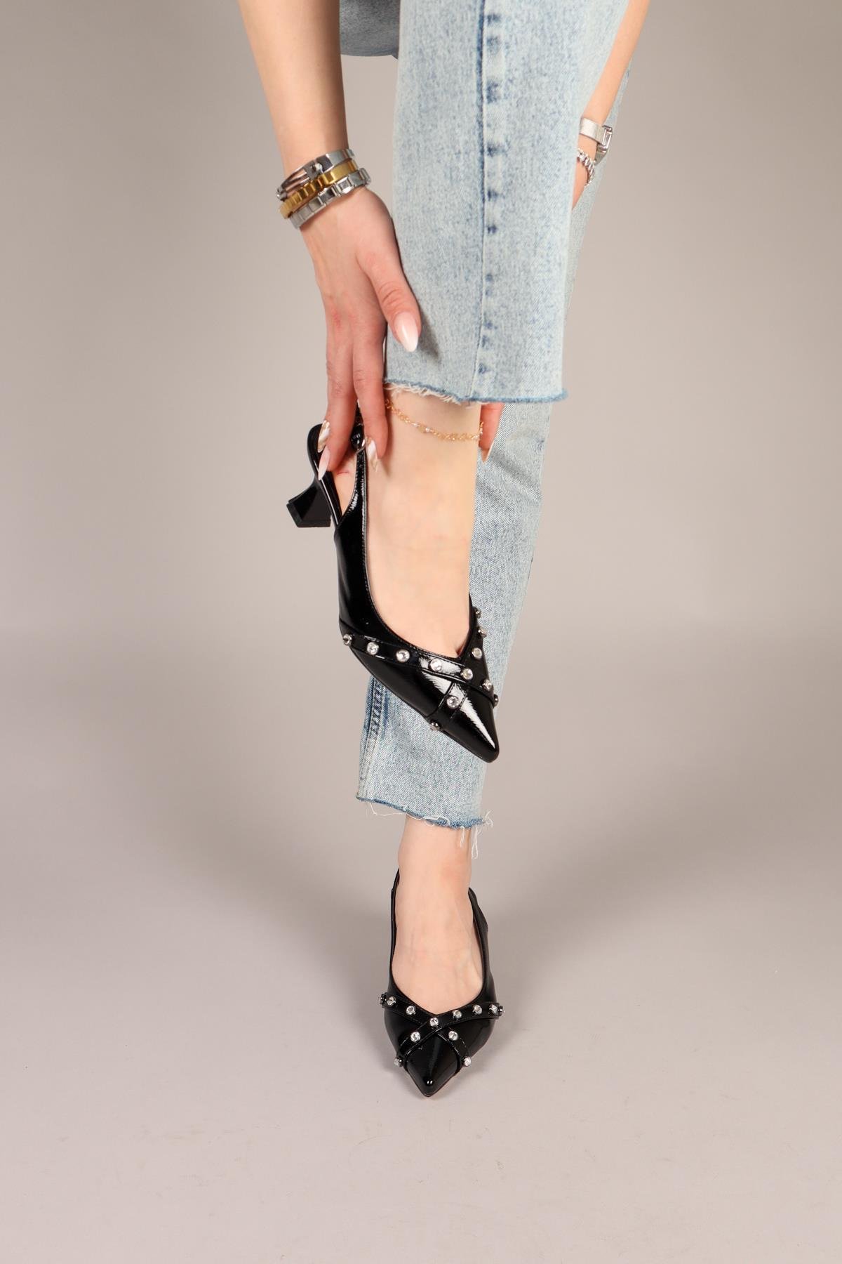 FUDGEM Taş Detaylı Rugan Stiletto SİYAHTOPUKLU AYAKKABI