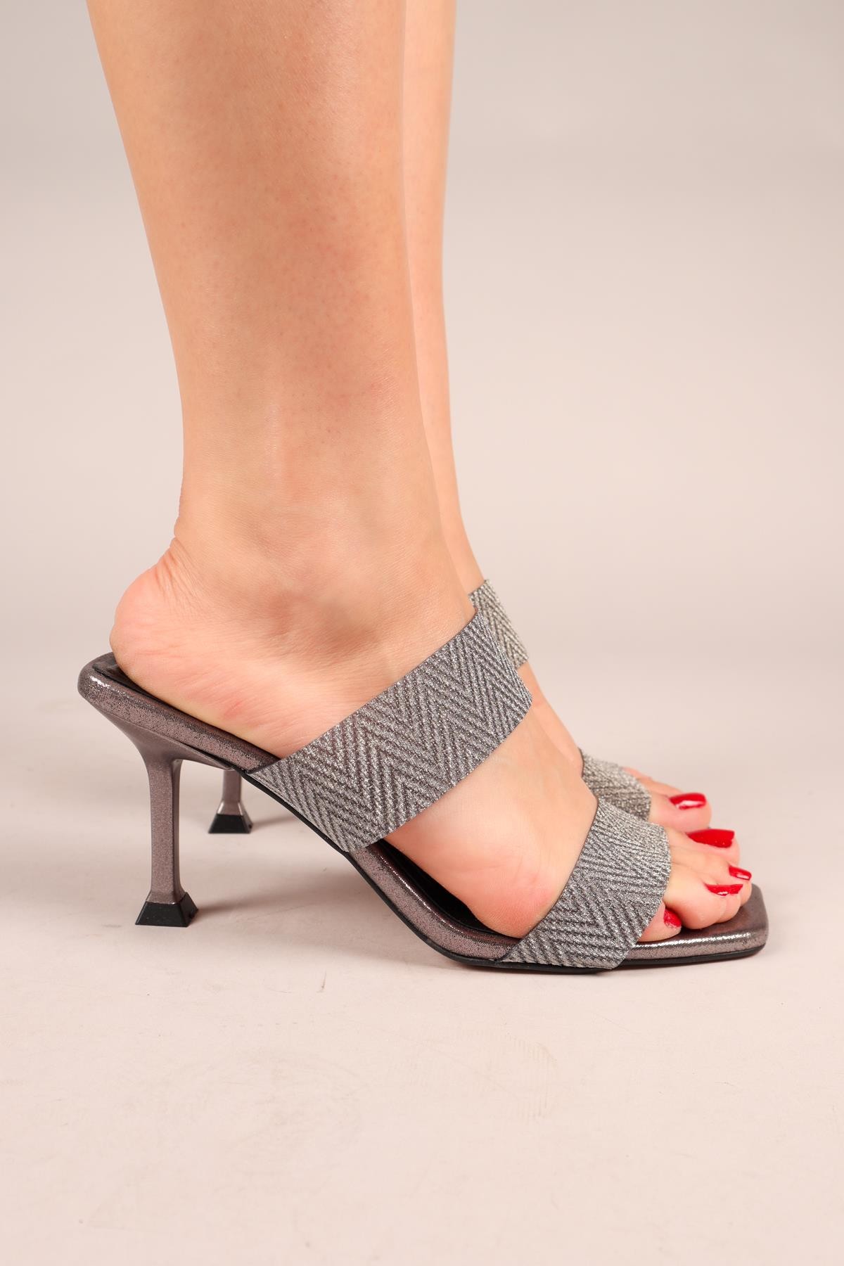 HERNE Simli Çift Bant Topuklu Terlik PLATİNTERLİK