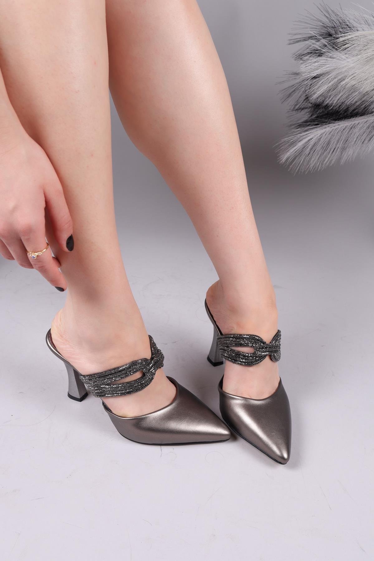 IZARD Taşlı Burnu Kapalı Topuklu Terlik PLATİNTERLİK