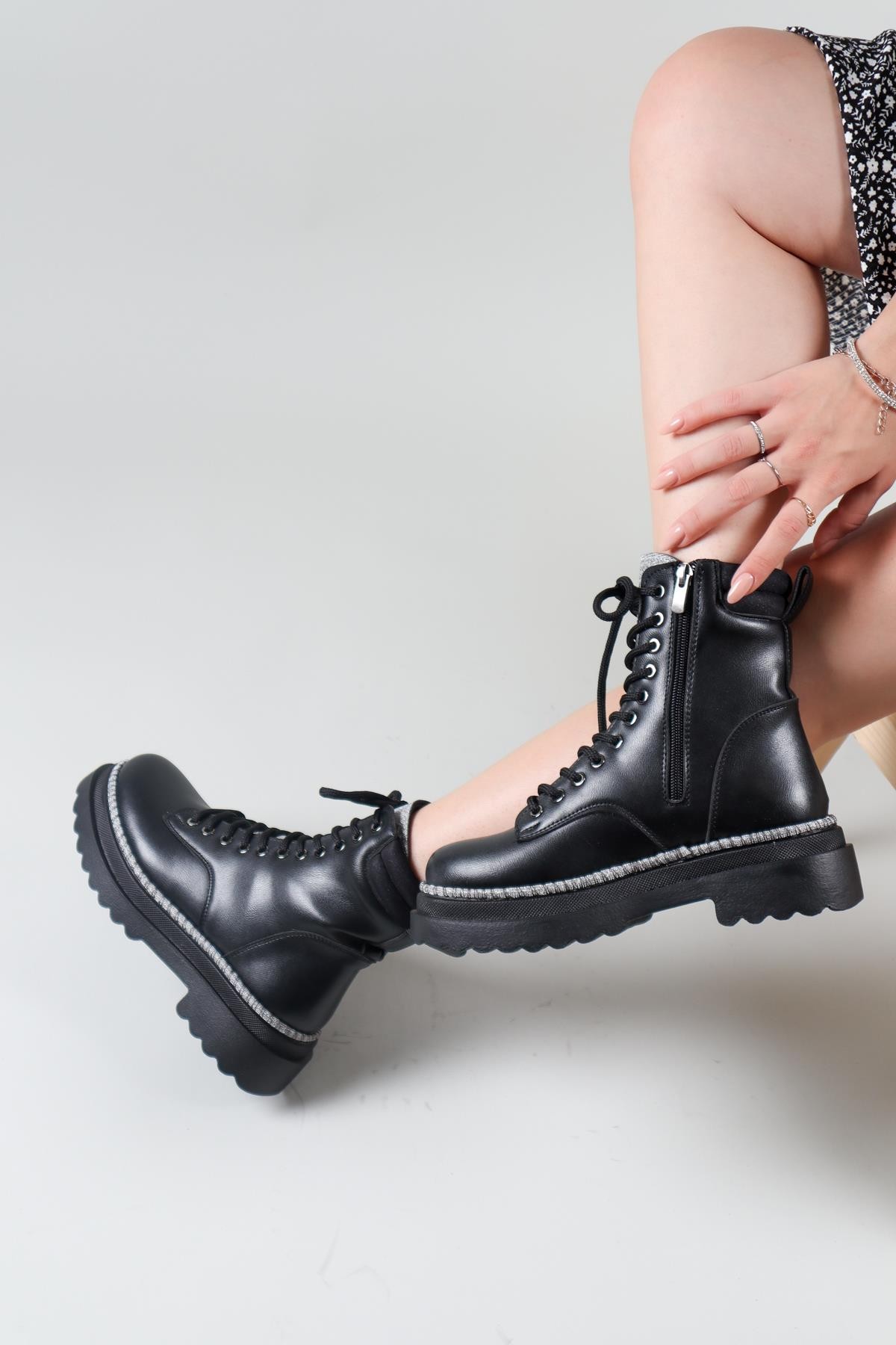 JETKA Bağcıklı Kadın Bot SİYAHBOT