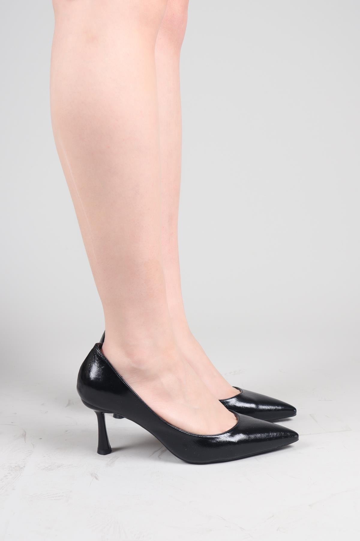 MACKAY Kırışık Cilt Stiletto SİYAHTOPUKLU AYAKKABI