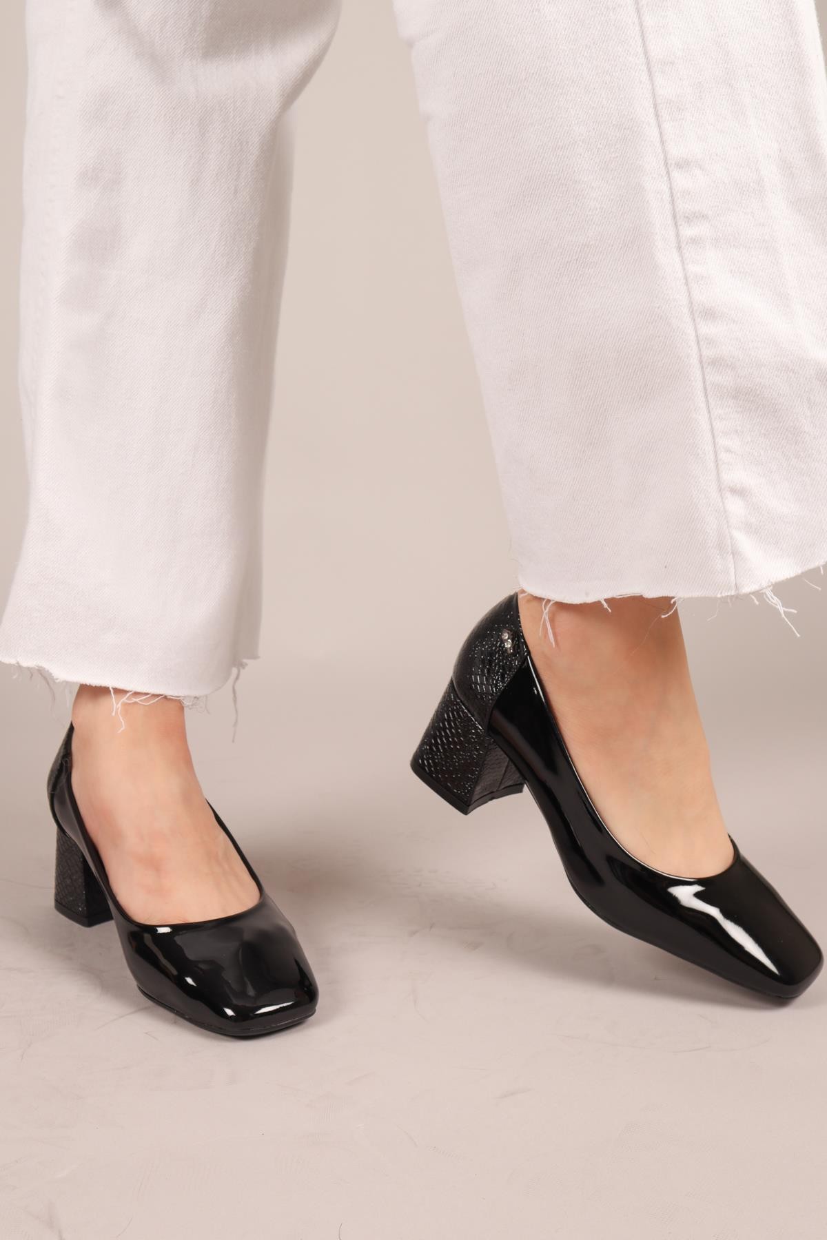 PUMPS Arkası Yılan Dokulu Blok Topuklu Ayakkabı SİYAHTOPUKLU AYAKKABI