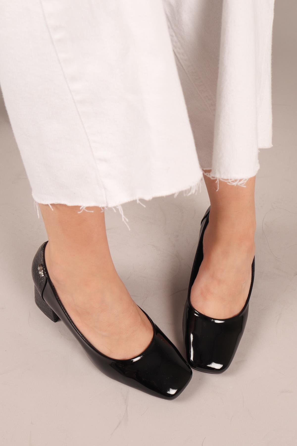 PUMPS Arkası Yılan Dokulu Blok Topuklu Ayakkabı SİYAHTOPUKLU AYAKKABI