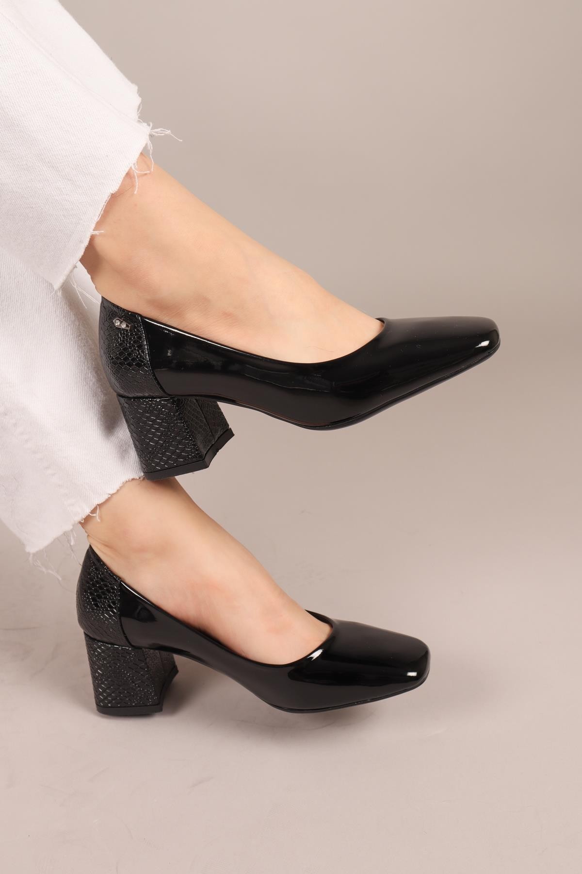 PUMPS Arkası Yılan Dokulu Blok Topuklu Ayakkabı SİYAHTOPUKLU AYAKKABI
