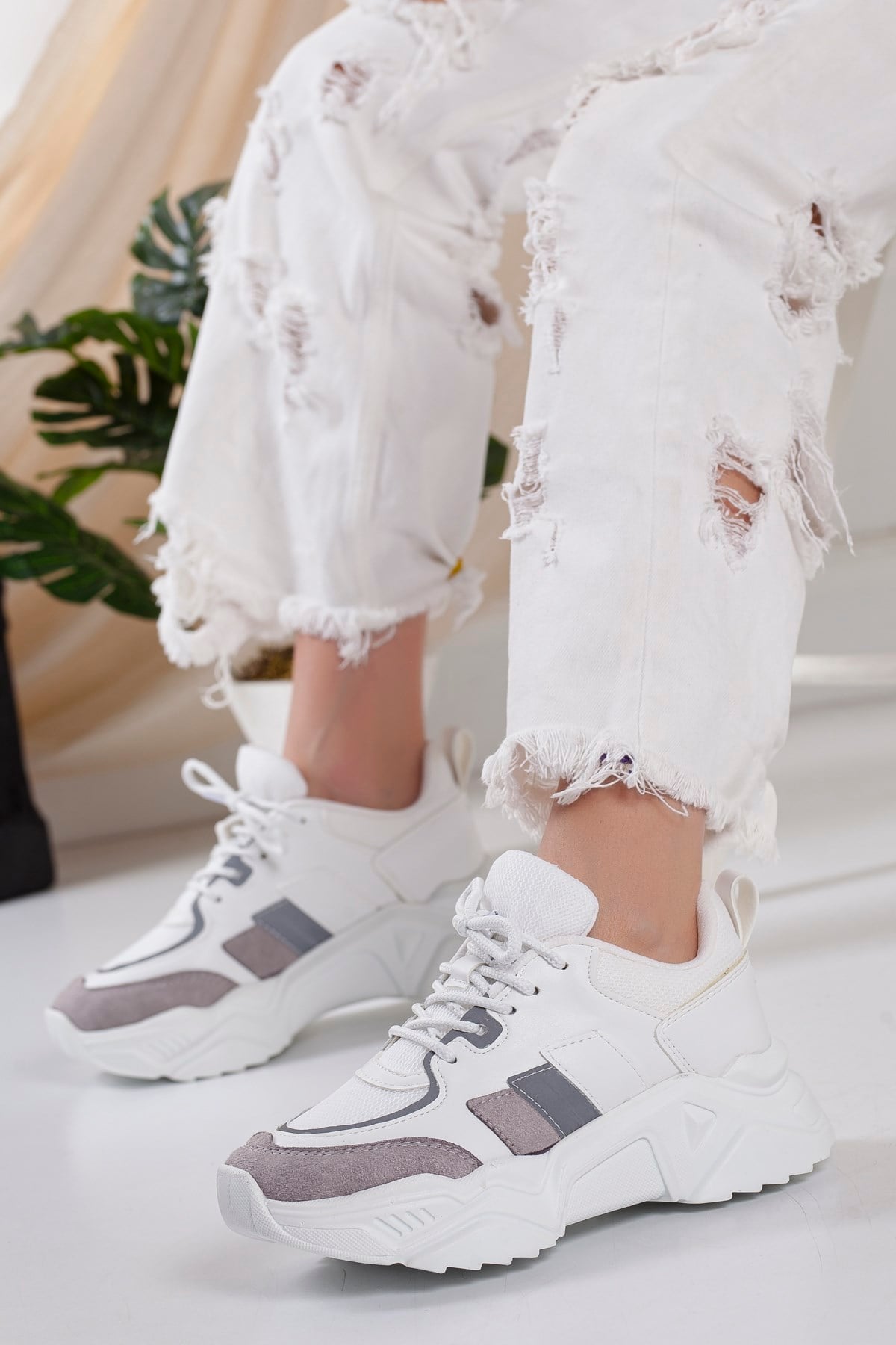 Reflektör Detaylı Beyaz Kalın Tabanlı Kadın Spor AyakkabıSPOR AYAKKABI